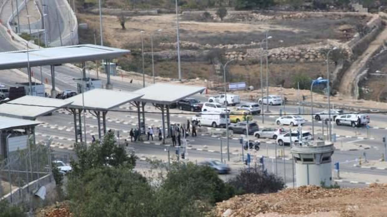 Batı Kudüs'teki İsrail kontrol noktasına silahlı saldırıda 5 kişi yaralandı