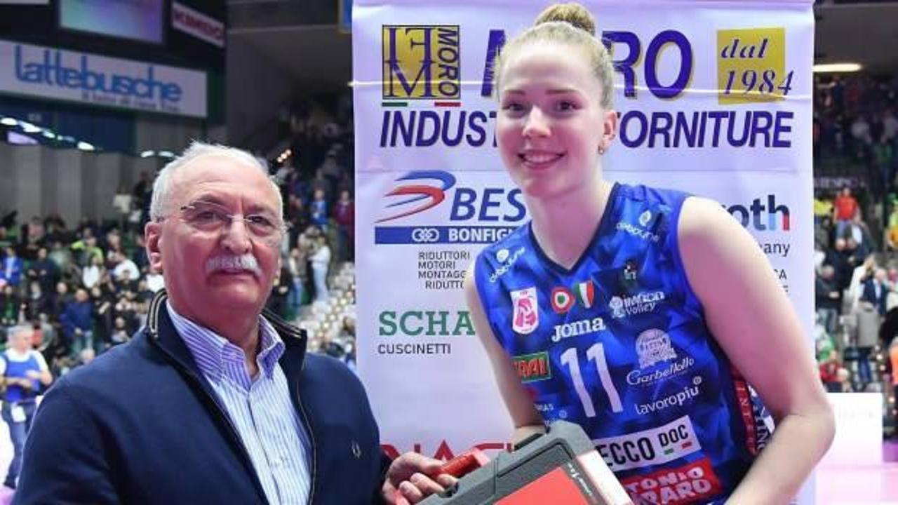 Ma&ccedil;ın oyuncusu se&ccedil;ildi! Isabelle Haak'a matkap seti hediye edildi