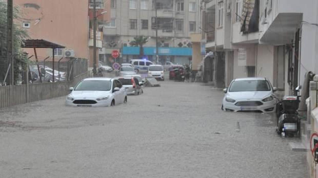 Mersin'de sağanak: Araçlar su altında kaldı