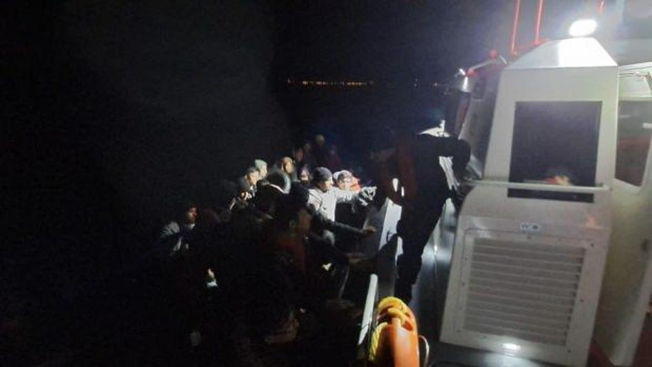 Yunan'ın ölüme terk ettiği lastik bottaki 49 kaçak göçmen kurtarıldı
