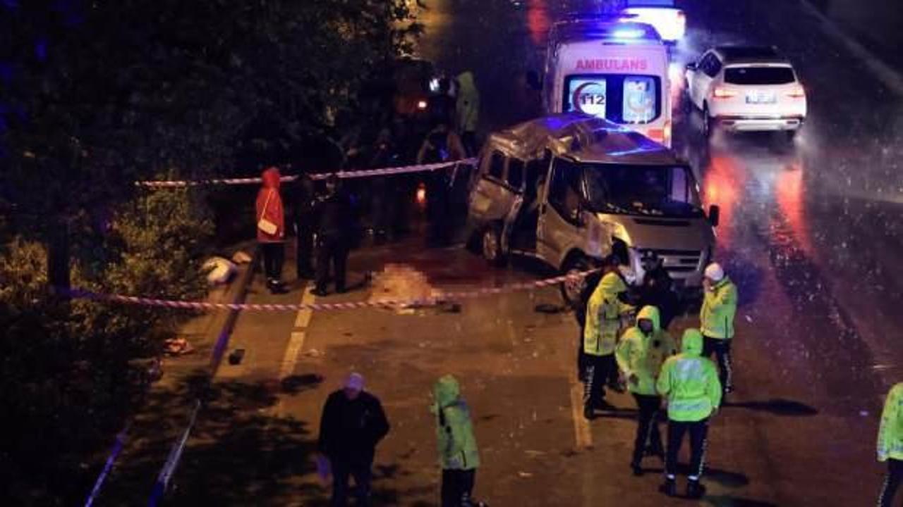 16 yaşındaki s&uuml;r&uuml;c&uuml;n&uuml;n kullandığı minib&uuml;s ağaca &ccedil;arptı: 3 &ouml;l&uuml;, 4 yaralı