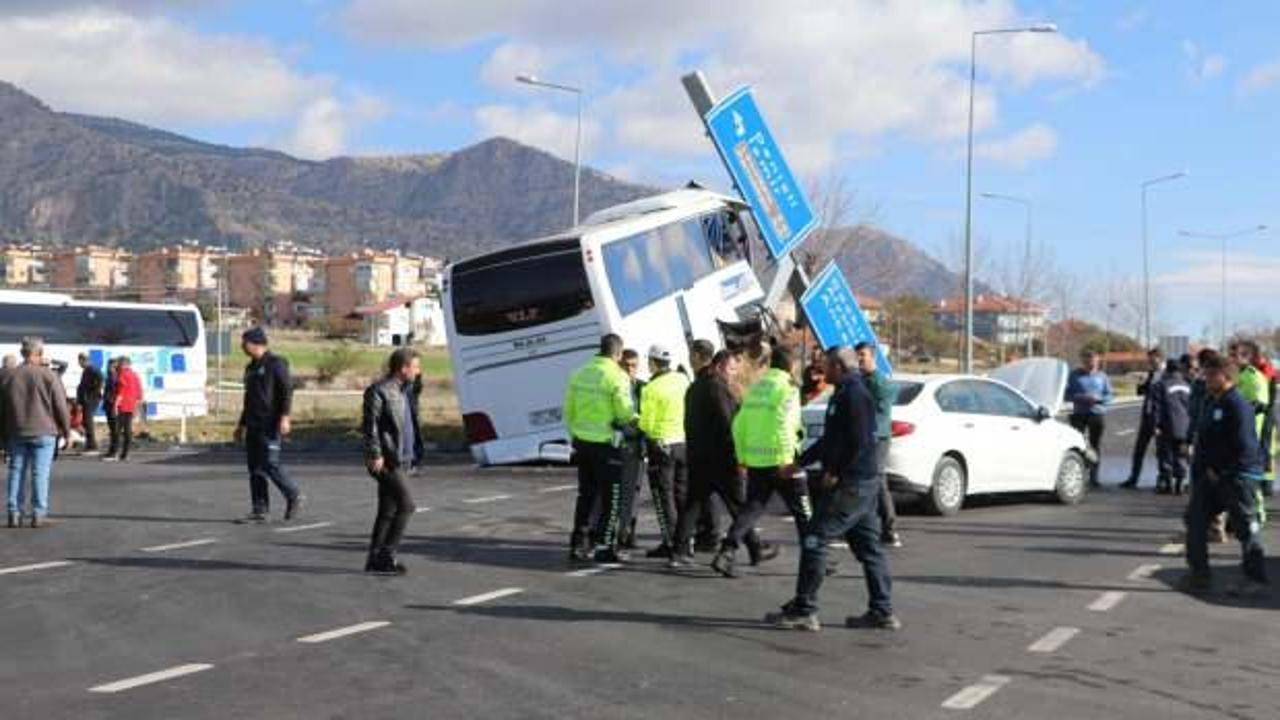 Denizli'de feci kaza: T&uuml;rk rehber ve Taylandlı iki turist hayatını kaybetti