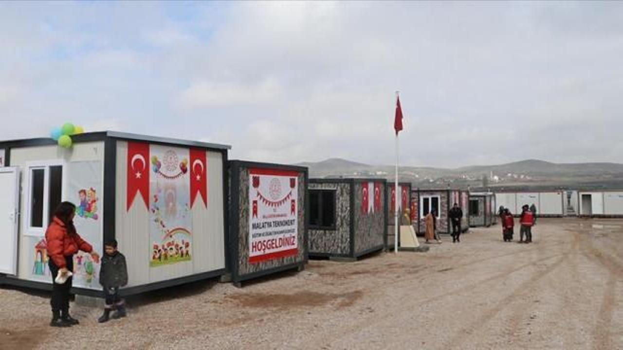 Deprem b&ouml;lgesindeki 1168 &ouml;ğretmen i&ccedil;in ders zili konteynerlerde &ccedil;alıyor