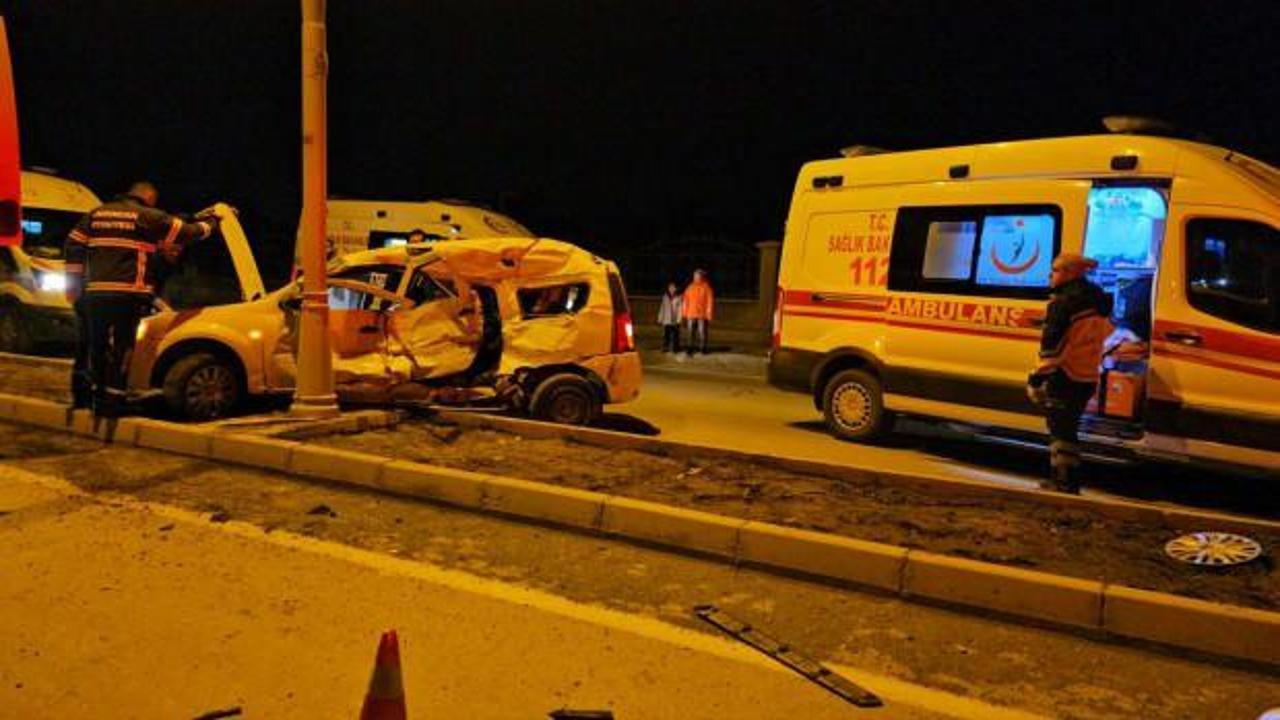 Kamyon ve otomobil çarpıştı: 2 ölü, 4 yaralı