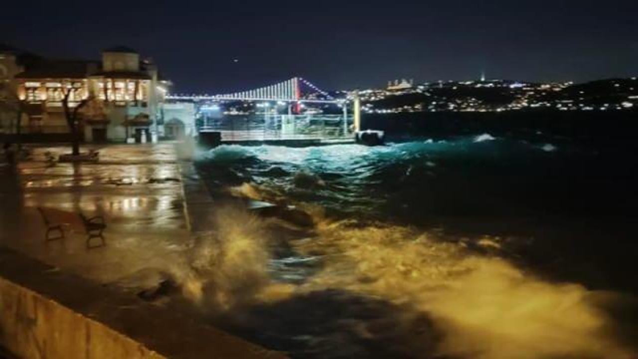 Marmara Denizi'nde fırtına: Dalgalar 2 3 metreye ulaştı