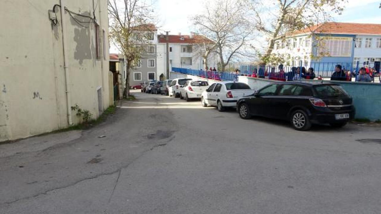 Okul &ouml;n&uuml;nde silahlı saldırı!