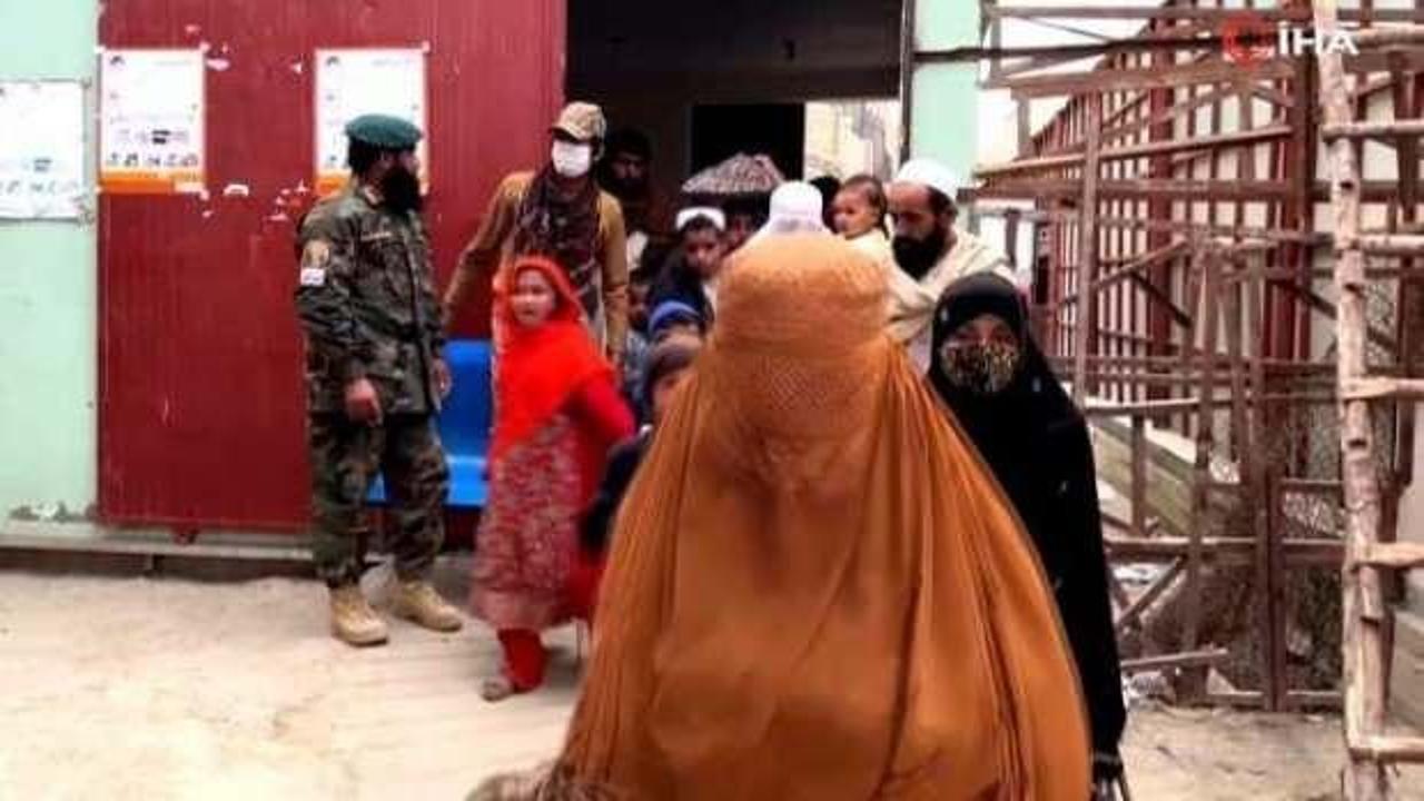 Pakistan, kaçak Afganları sınır dışı etti