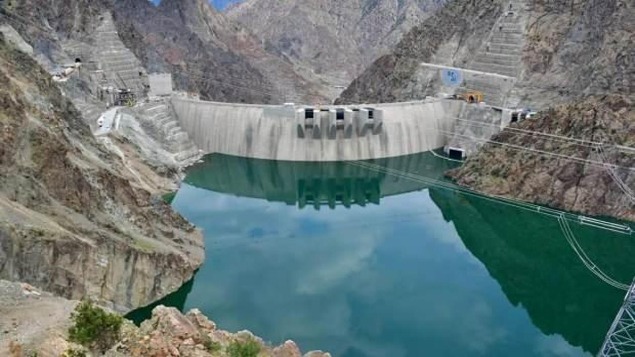 Türkiye'nin en büyük barajı elektrik üretimine başladı