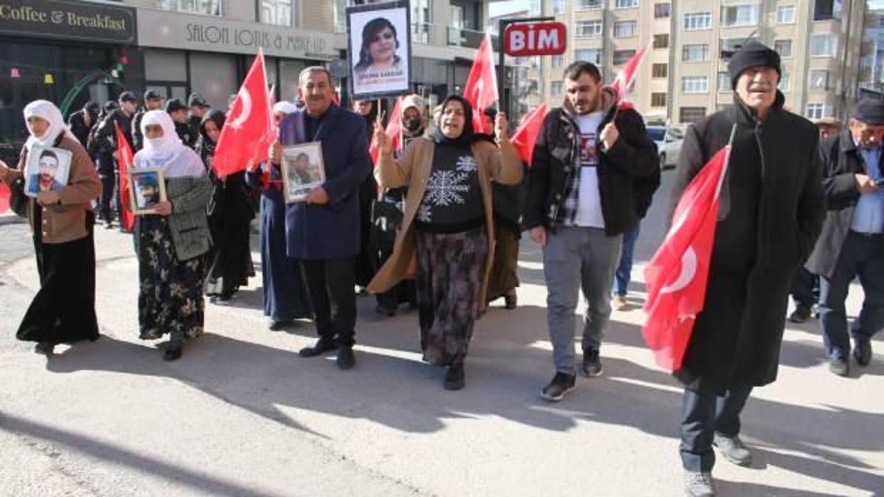 Vanlı anneler HDP İl Başkanlığı önündeki direniyor! '8 yıldır arıyorum ama vermiyorlar'