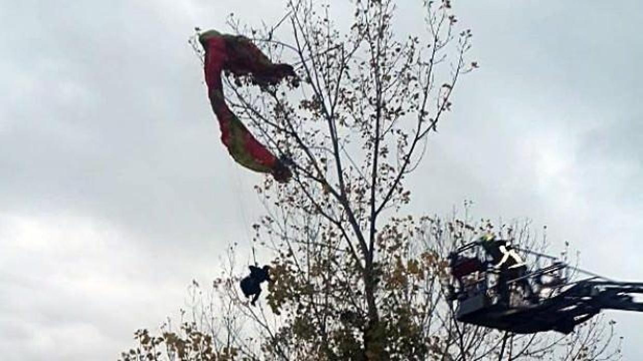 Ağaca takılan yama&ccedil; paraş&uuml;t&ccedil;&uuml;s&uuml;n&uuml; itfaiye kurtardı