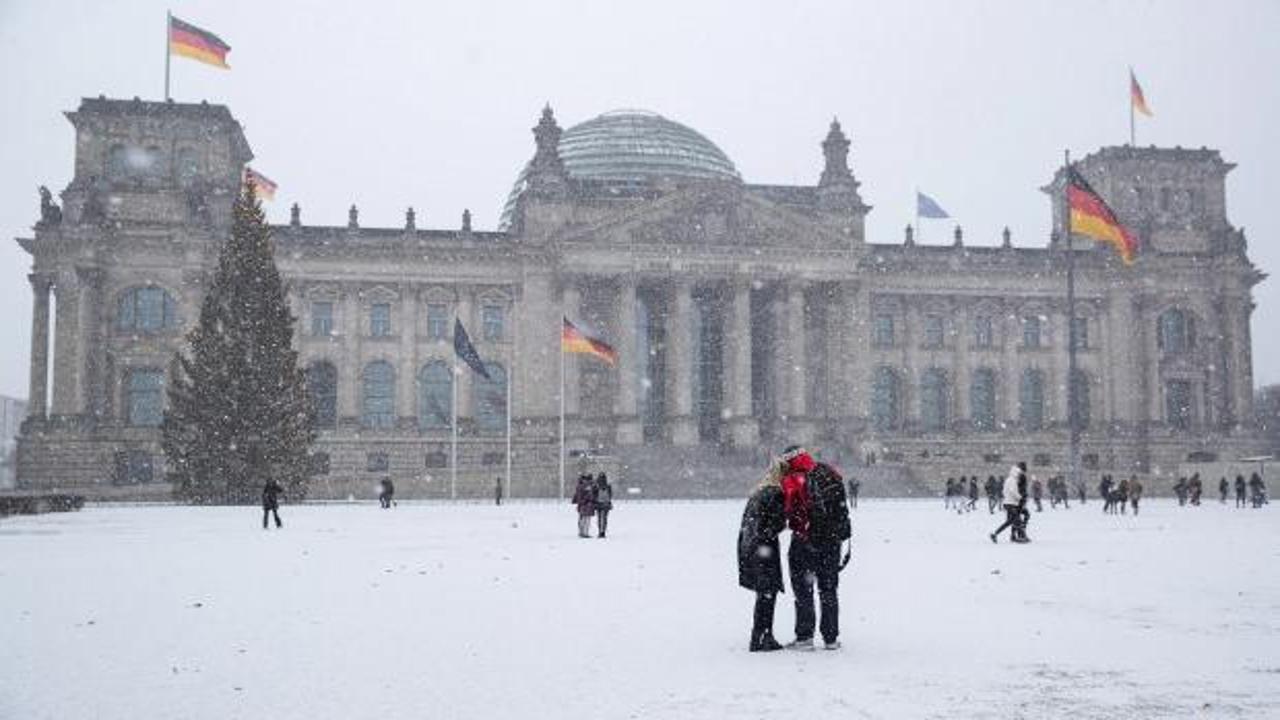 Almanya'da yoğun kar yağışı: 320 u&ccedil;uş iptal edildi