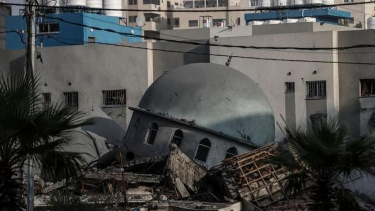 Gazze&rsquo;li &ccedil;ocuklar yerle bir olan camilerin enkazından Kur&rsquo;an sayfalarını topluyor