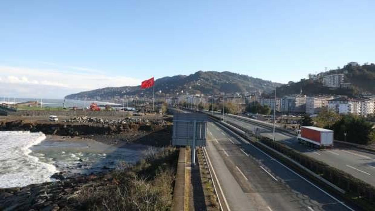 Dev dalgalar vurmuştu: Karadeniz Sahil Yolu &Ccedil;ayeli-Trabzon istikameti ulaşıma a&ccedil;ıldı