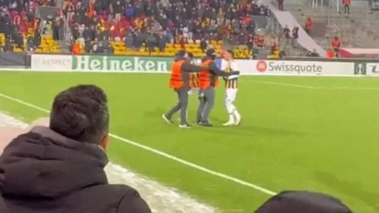 Ma&ccedil; bitti, ortalık karıştı! İrfan Can Kahveci bir taraftarın &uuml;st&uuml;ne y&uuml;r&uuml;d&uuml;