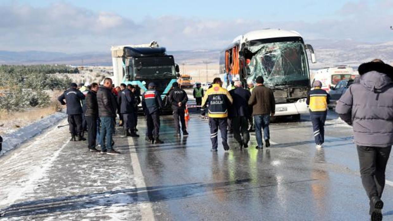 Yolcu otobüsüyle TIR  çarpıştı: 1 ölü 2 yaralı