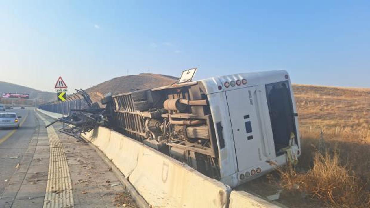 Ankara'da servis otob&uuml;s&uuml; devrildi: 2 yaralı