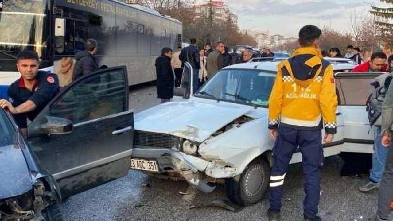 Elazığ’da zincirleme trafik kazası: 3 yaralı
