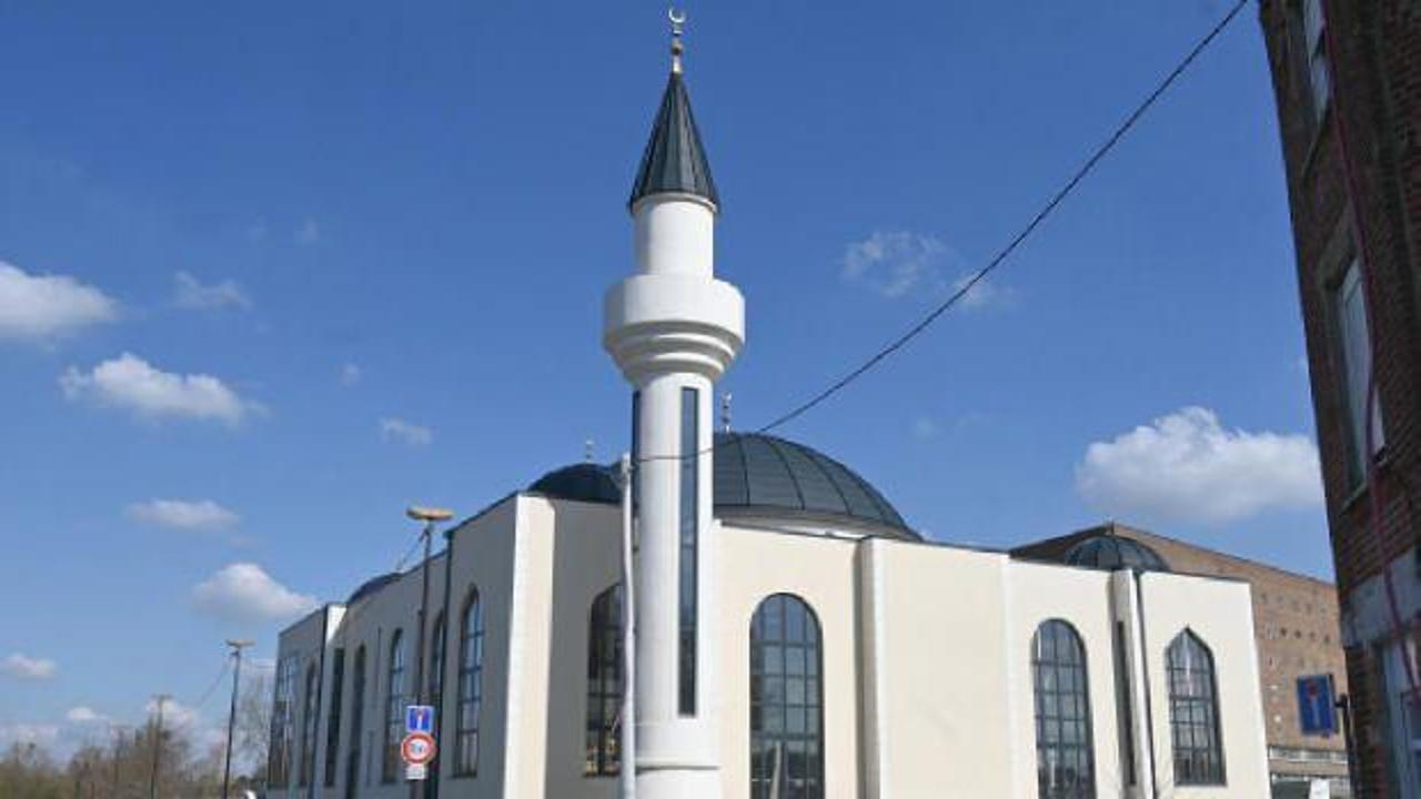 Fransa'da mescidin kapısına islamofobik yazı