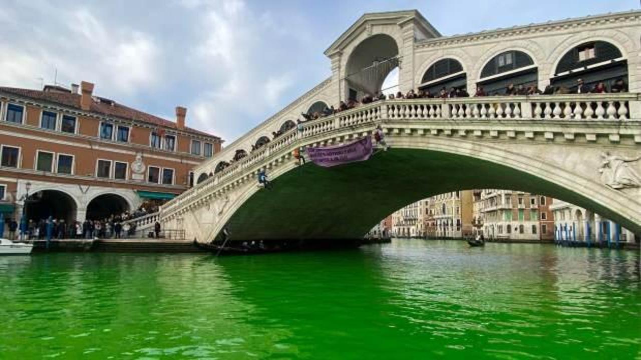 Venedik'teki Büyük Kanal yeşile boyandı: Eko vandallık!
