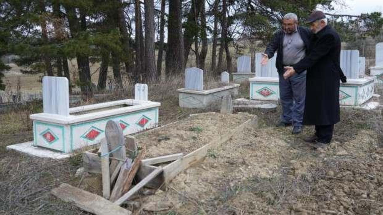 K&ouml;yl&uuml;ler korku i&ccedil;inde! Mezarın i&ccedil;erisine jiletli tel sarıyorlar