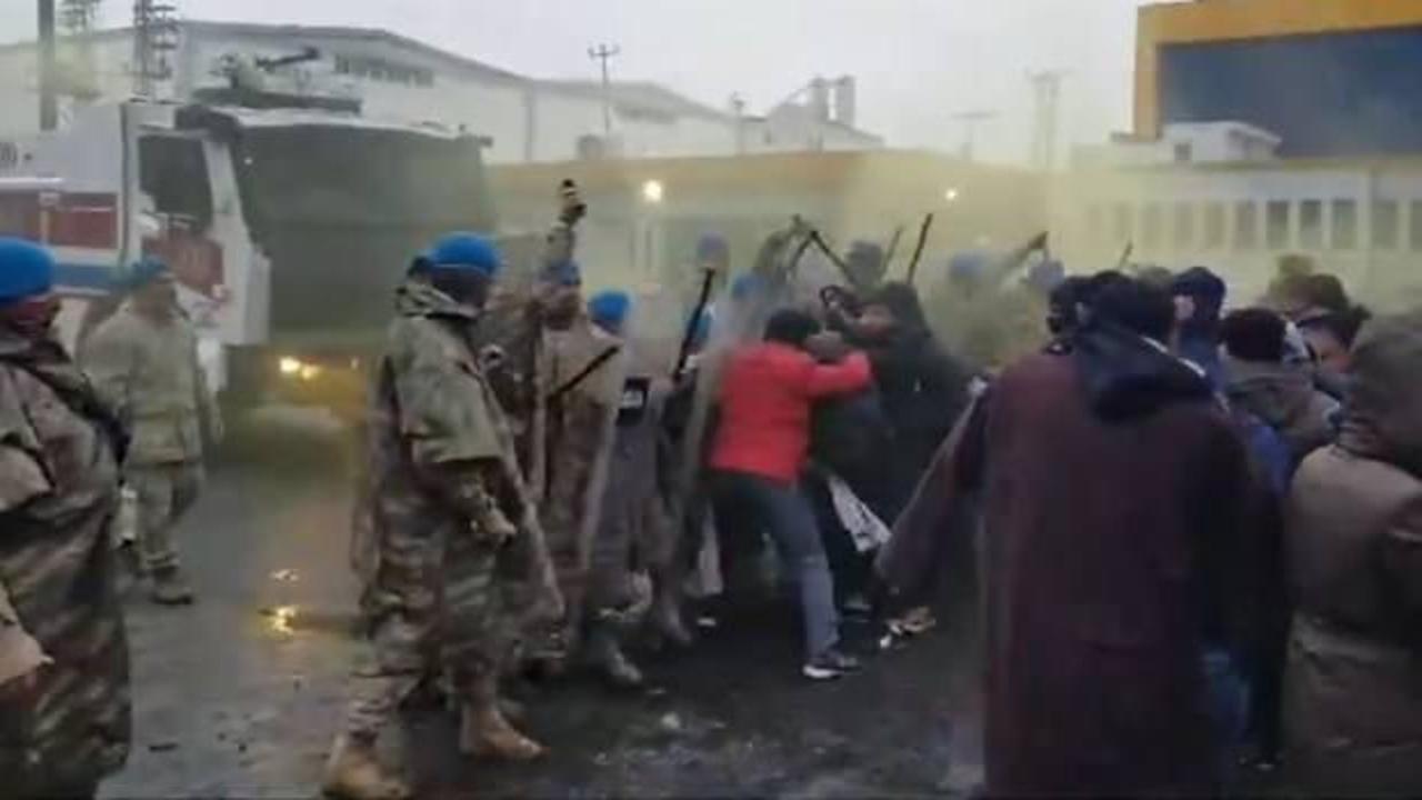 Şanlıurfa'da, jandarma ile iş&ccedil;iler arasında gerginlik: 22 g&ouml;zaltı  