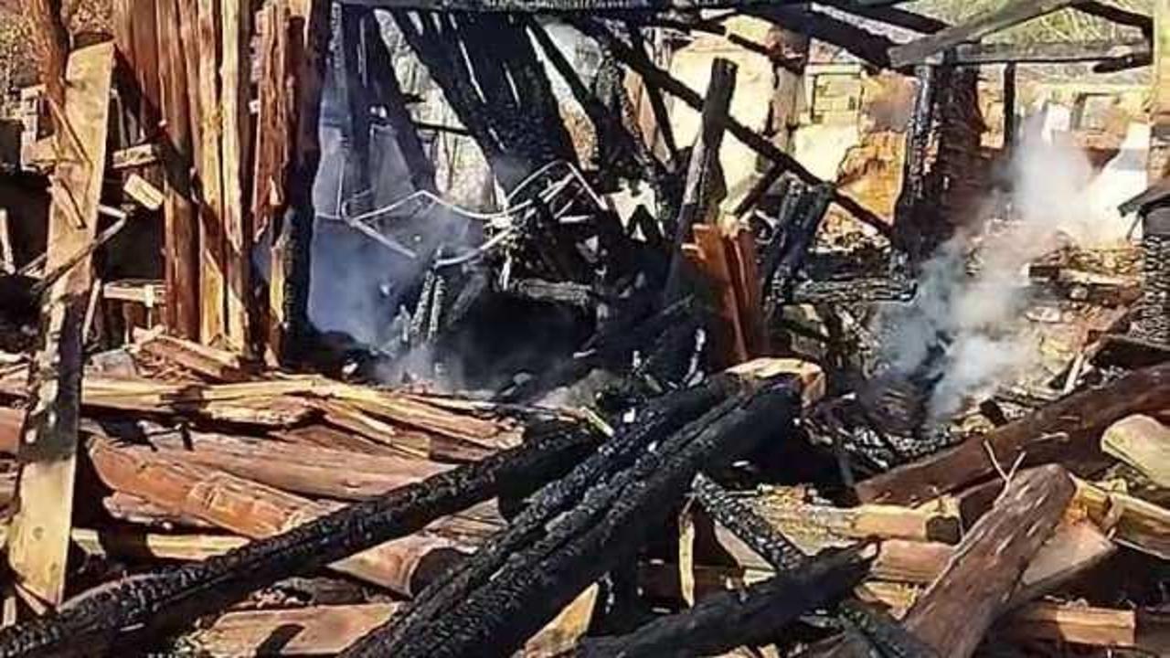 Sosyal medyada canlı yayın açıp evini ateşe verdi
