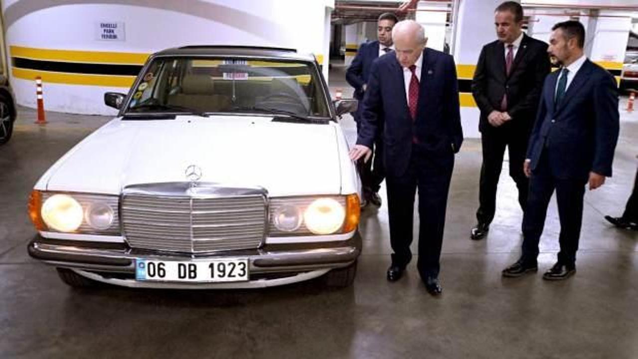 Bahçeli, Milletvekili Abdurrahman Başkan'a klasik otomobil hediye etti