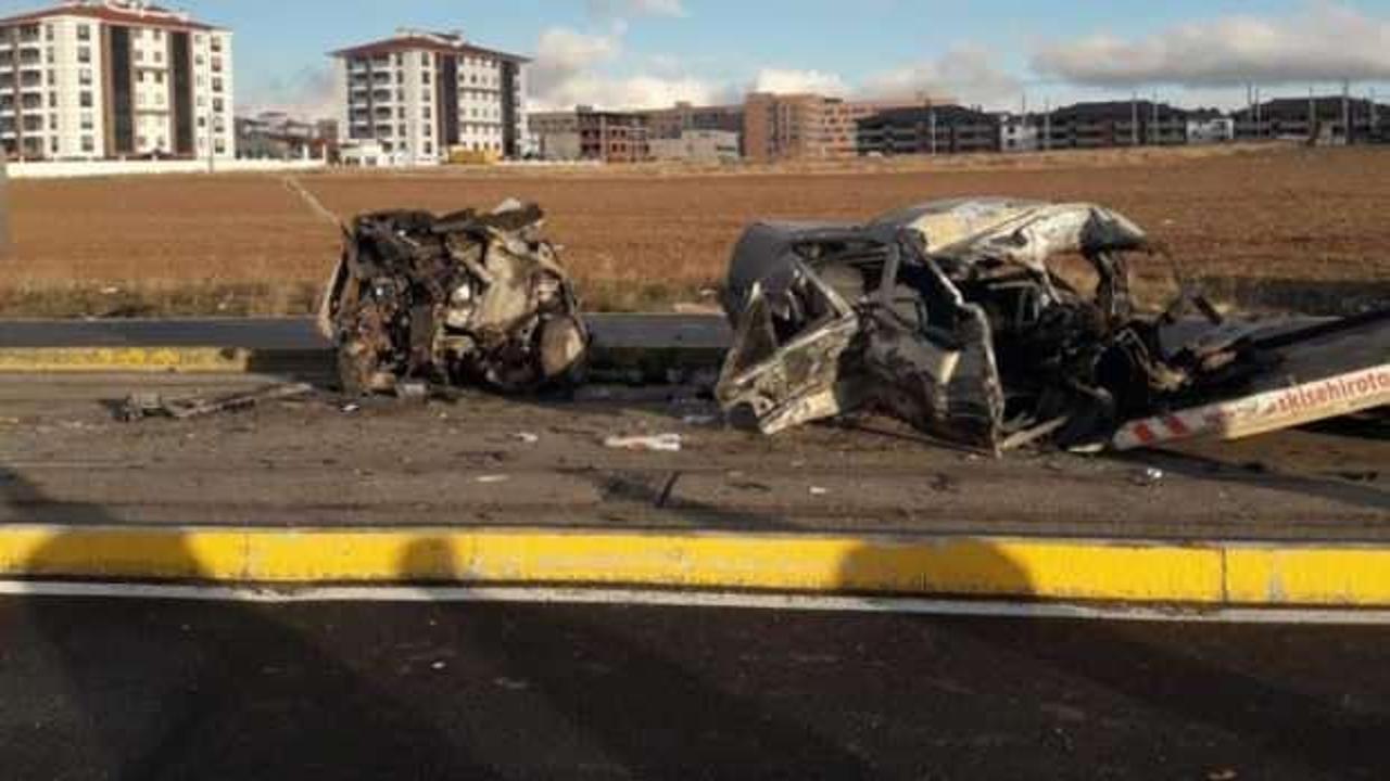 Direğe &ccedil;arpan ara&ccedil; ikiye b&ouml;l&uuml;nd&uuml;: 1 &ouml;l&uuml;, 1&rsquo;i ağır 3 yaralı