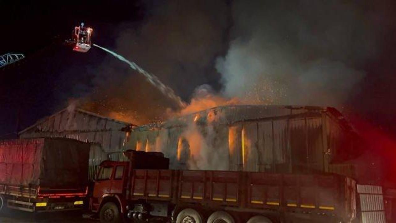 Kocaeli'de palet deposunda &ccedil;ıkan yangın kontrol altında