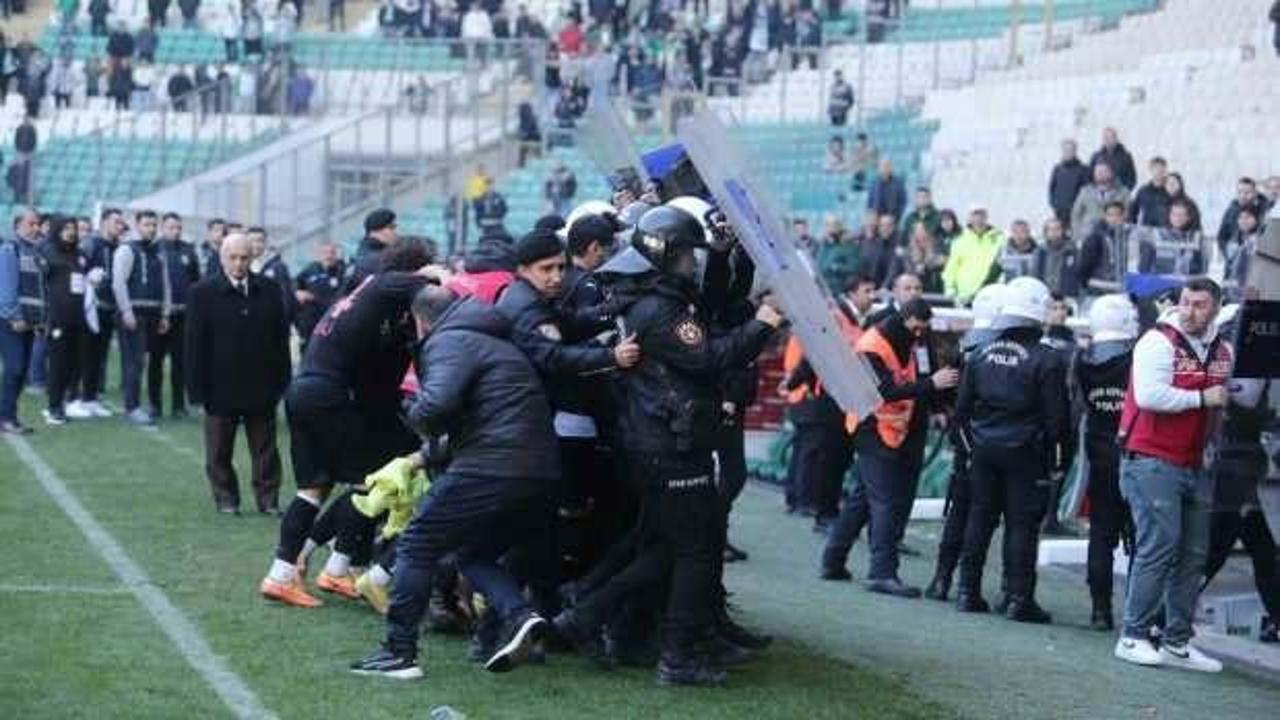 2. Lig maçında ortalık karıştı! 6 kırmızı kart çıktı: Polis ekipleri müdahale etti