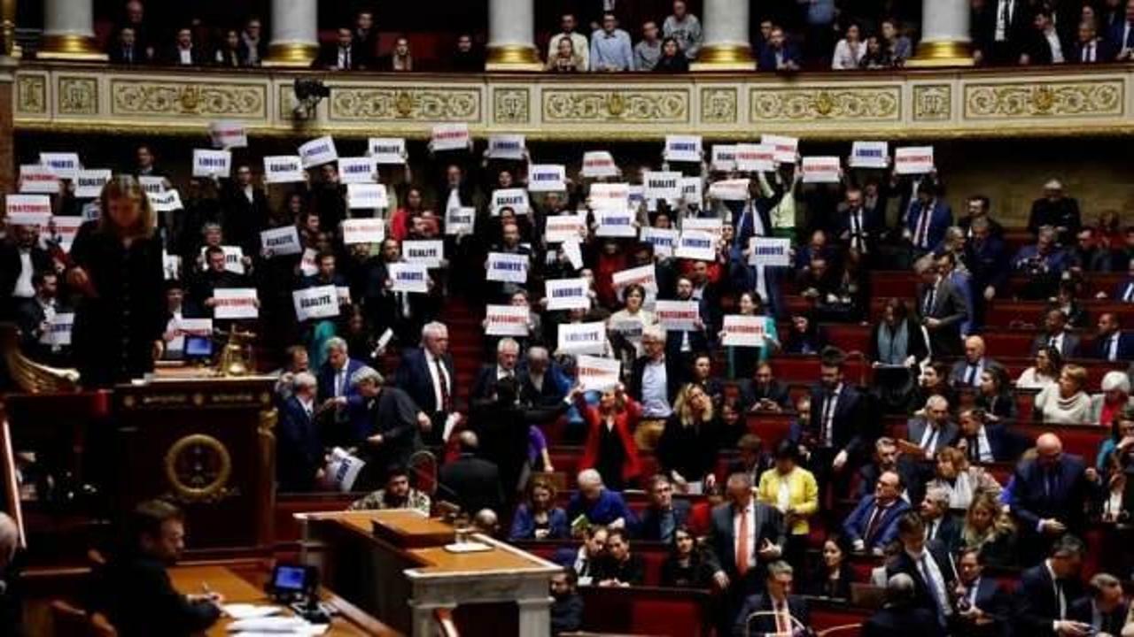 Fransa Parlamentosu, tartışmalı göç yasasını kabul etti