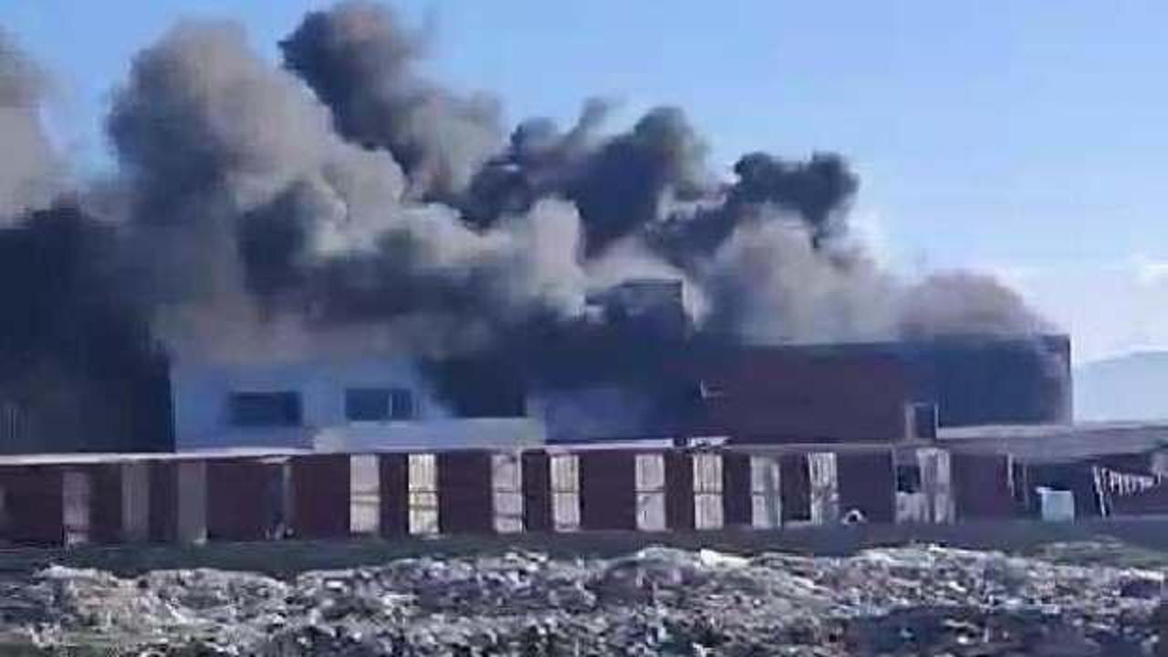 Hatay&rsquo;da b&uuml;ro malzemeleri &uuml;reten at&ouml;lyede yangın 