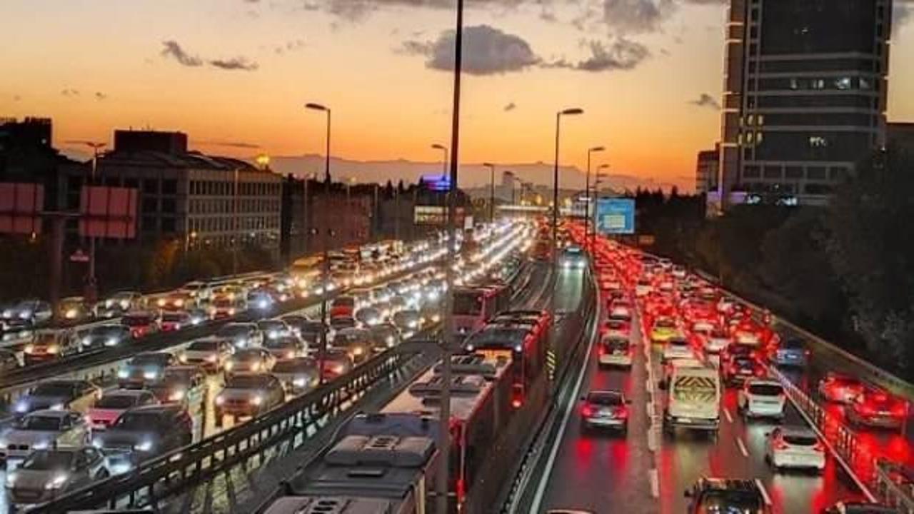 İstanbul'da sağanak trafiği felç etti! Yola çıkacaklar dikkat
