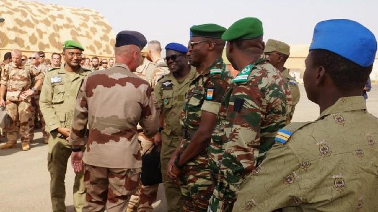 Fransız askerleri Nijer'den ayrıldı!