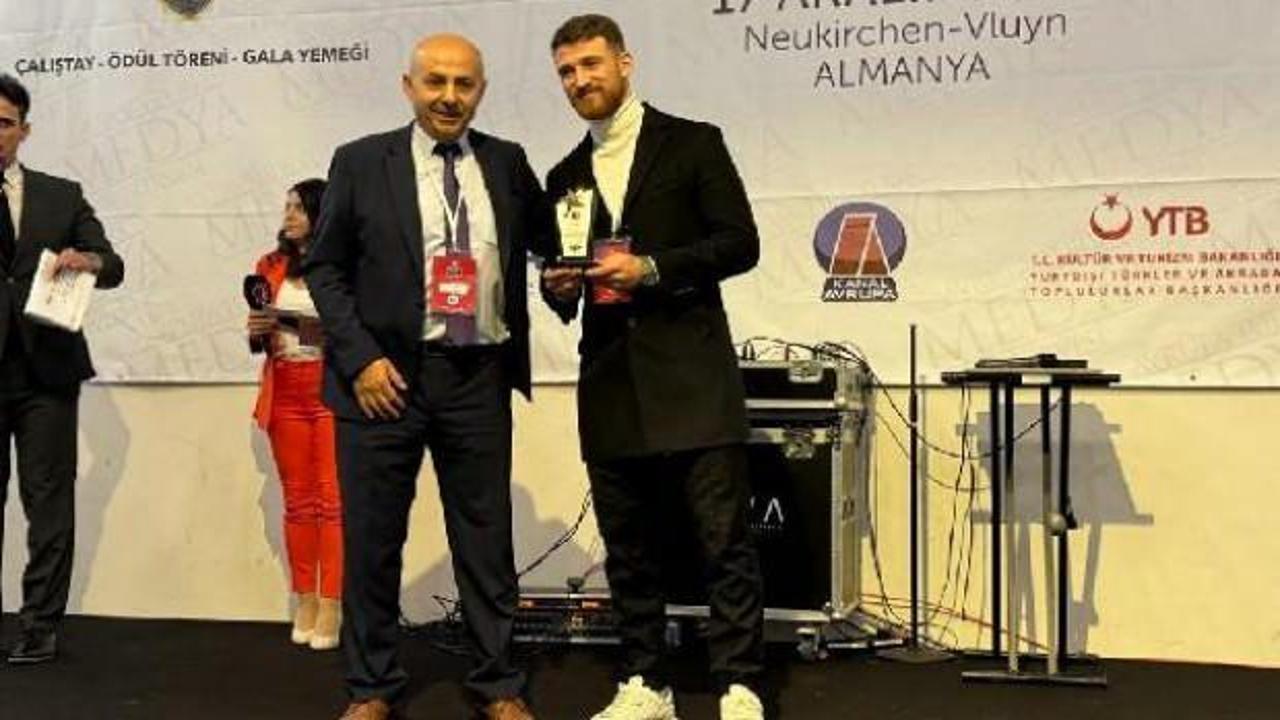 Salih Özcan'a yılın en başarılı futbolcusu ödülü