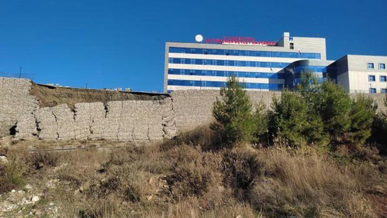 Devlet Hastanesi'nin istinat duvarı yıkıldı