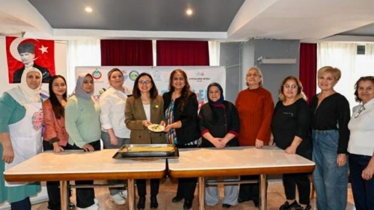 Yalova Valisi H&uuml;lya Kaya, g&ouml;&ccedil;men kadınlarla mutfağa girdi