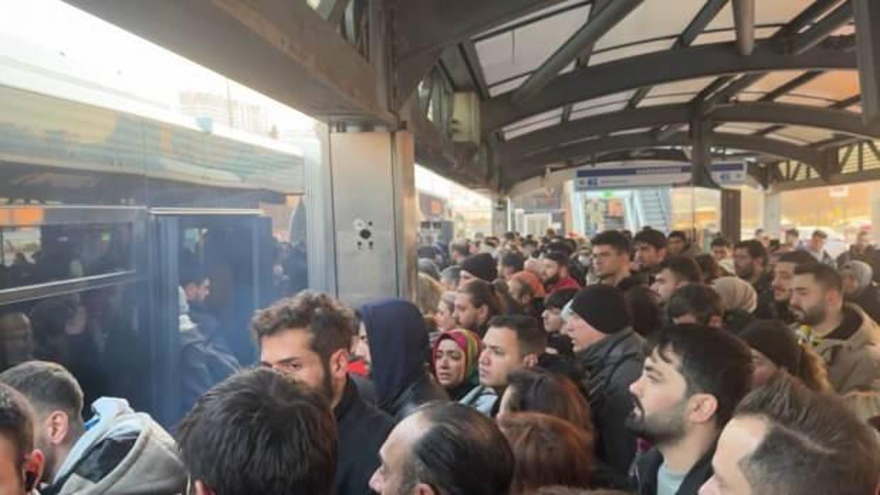 İstanbul'da tekerleklerinden dumanlar çıkan metrobüsün yolcuları tahliye edildi