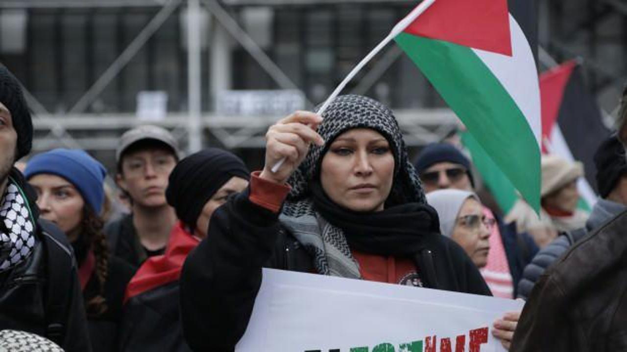 Paris'te Noel tatiline rağmen Filistin'e destek gösterisi düzenlendi