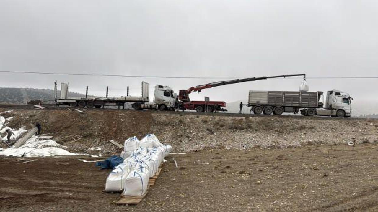 Afyonkarahisar'da devrilen tır s&uuml;r&uuml;c&uuml;s&uuml; yaralandı, 27 ton şeker ziyan oldu