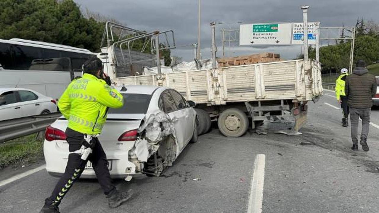 Esenyurt'ta 6 ara&ccedil;lık zincirleme kaza!  4'&uuml; &ccedil;ocuk 8 kişi yaralandı
