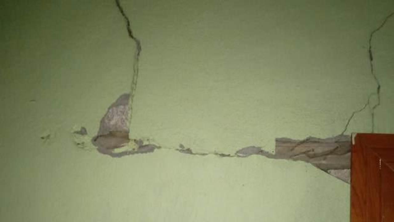 Hakkari'de depremler sonrası 28 ev ve 1 ahırda çatlaklar tespit edildi