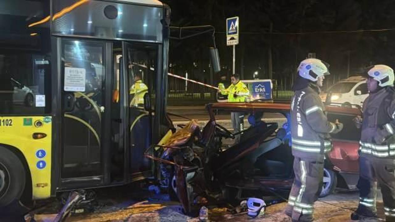 Karşı şeride ge&ccedil;en otomobil İETT otob&uuml;s&uuml;ne &ccedil;arptı: 2 &ouml;l&uuml;