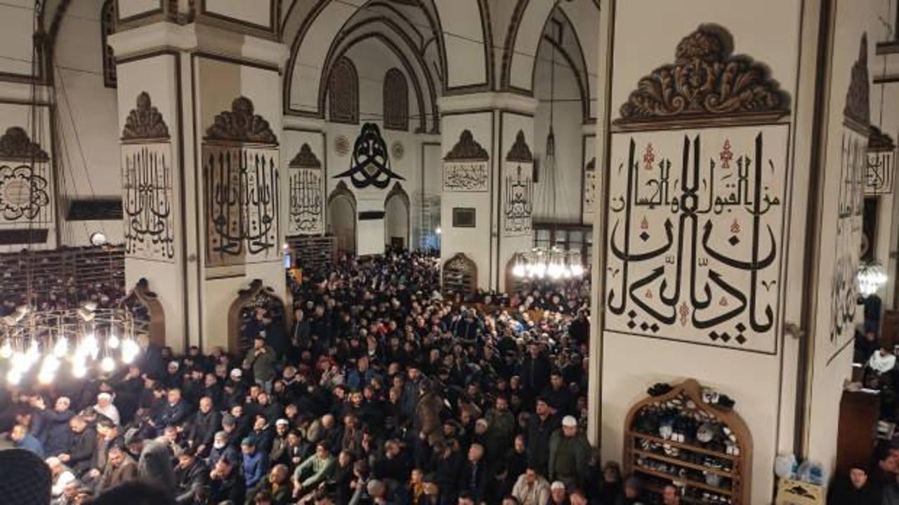 Yılın ilk sabah namazında binlerce kişi Ulucami'de şehitler i&ccedil;in dua etti