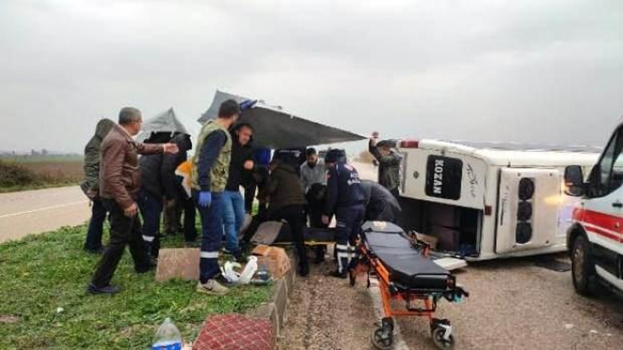 Adana'da yolcu minibüsü devrildi: 8 yaralı!