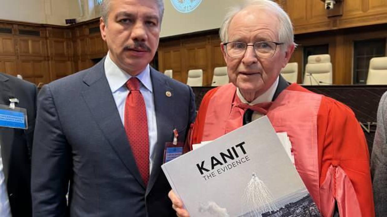 Profes&ouml;r John Dugard: AA'nın 'Kanıt' kitabı İsrail'e karşı davada &ccedil;ok faydalı olacak