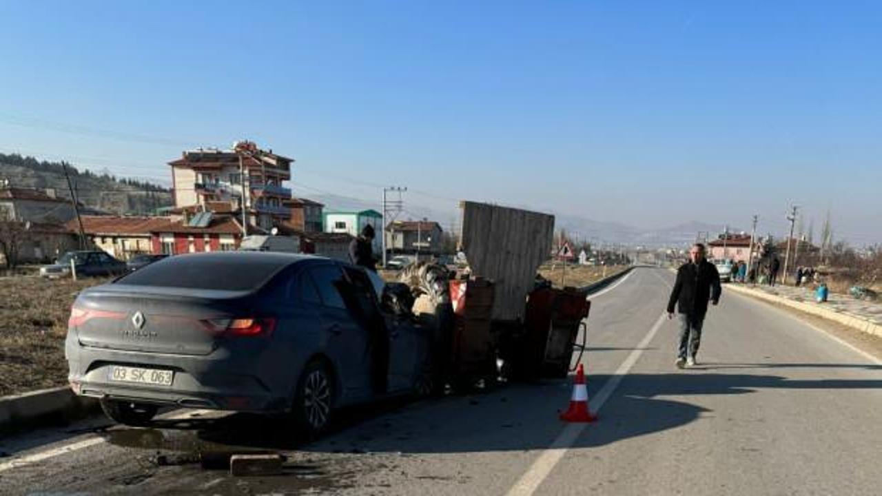 Afyonkarahisar'da feci kaza: Otomobil ile traktör çarpıştı, yaralılar var!