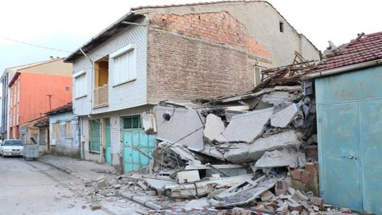 Eskişehir'de kullanılmayan iki katlı bina çöktü