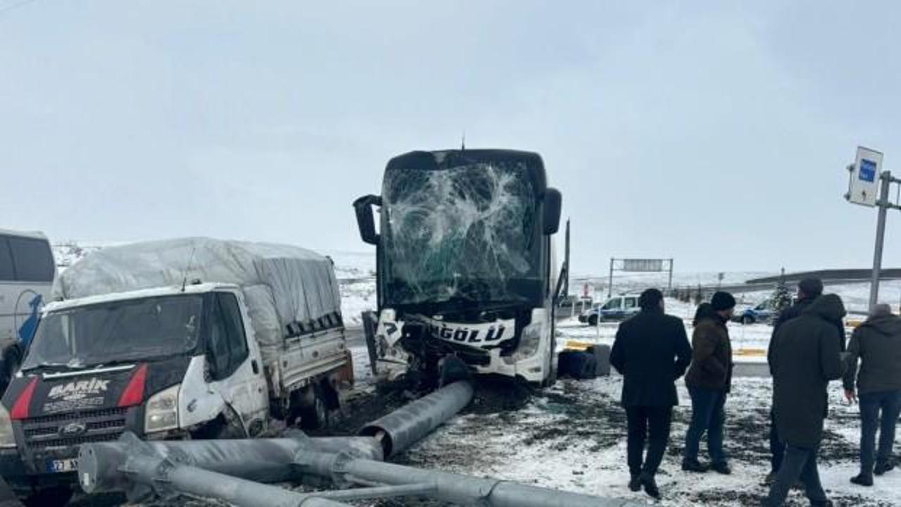 Ağrı'da yolcu otobüsü ile kamyonet çarpıştı: 11 kişi yaralandı