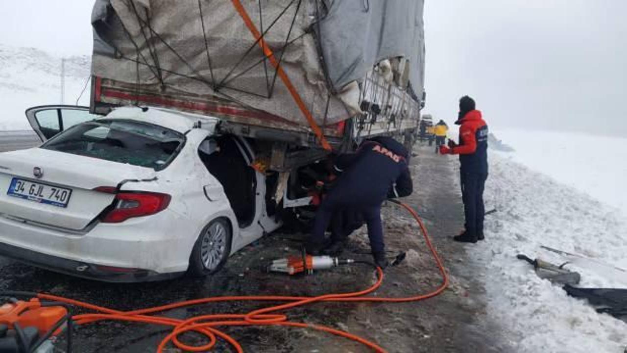 Bitlis'te feci kaza: Otomobilin TIR'a çarpması sonucu 2 kişi hayatını kaybetti!